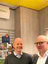 Sikkerhedschef Lars Eklund, Reitan Convenience Shops (tv) har besøg i en Pressbyrån af Nordic Sales Manager Thomas Stig Thøisen, Protect. Tågekanonen ses oppe under loftet.