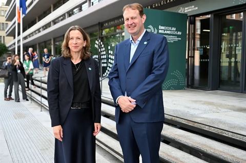 Justis- og beredskapsminister Astri Aas-Hansen og Irlands justis-, innenriks-, og migrasjonsminister, Jim O'Callaghan, diskuterte blant annet hvordan styrke innsatsen mot organisert og grensekryssende kriminalitet på justis- og innenriksmøtet i Dublin. 