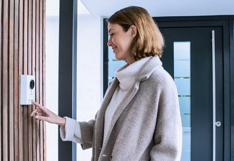 The Abus WLAN video door intercom shows who is at the door and thus helps to recognise the visitor and his intentions at an early stage.