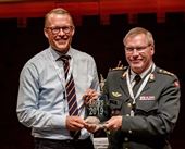 Falcks CEO Jakob Riis fik prisen overrakt af oberst Lennie Fredskov, militær koordinator ved InterForce region Hovedstaden. Foto: Hélène Mogensen de Monléon.