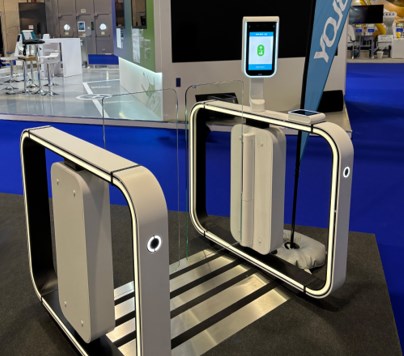 BG100 Speedgate med HID Facepod er en helhedsløsning til ansigtsgenkendelse med avanceret kamerasystem og algoritmer, intuitive multitouch-skærme og intelligent LED-vejledning.
