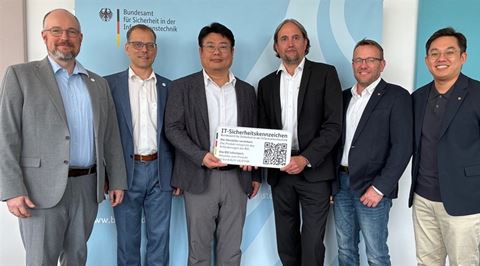 Repræsentanter for Hanwha og BSI ved overdragelsen af udmærkelsen. Repræsentanter for Hanwha og BSI ved overdragelsen af udmærkelsen.