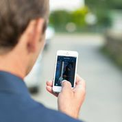 Med en gratis app kan brugeren af ABUS Secvest følge overvågningen med livebilleder på sin smartphone.