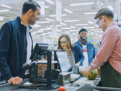 AI och analys kan svara för övervakning av kassaköer så att systemet automatiskt tillkallar mer personal till kassalinjerna när kölängden når en viss nivå.