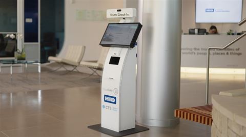 Ved at kombinere dokumentautentificering, ansigtsverifikation og besøgshåndtering i én løsning hjælper kiosken sikkerhedsteams med at effektivisere besøgshåndteringen. Foto: HID Ved at kombinere dokumentautentificering, ansigtsverifikation og besøgshåndtering i én løsning hjælper kiosken sikkerhedsteams med at effektivisere besøgshåndteringen.