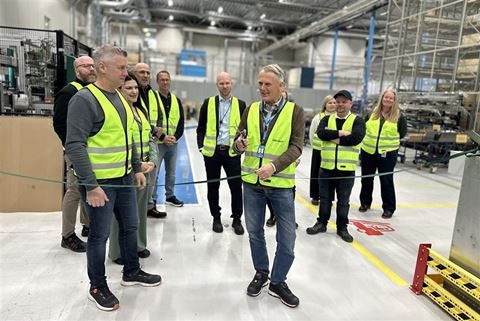 Henrik Mellquist klipper snoren under Assa Abloys markering av innføringen av grønt stål i produksjonen. Foto: Assa Abloy Henrik Mellquist klipper snoren under Assa Abloys markering av innføringen av grønt stål i produksjonen.