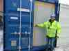 Arnstein Sortdal, Moelven Byggmodul Hjellum AS, sikrer verktøyet med adgangskontrollert containerlås. Container åpnes med HMS-kortet som skannes på kortleser.