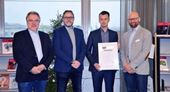 Jonathan Eriksson, vd för BST Teknik tar emot det första certifikatet för sprinklerkonsultfirma. Från väster syns Jens  Hjort, expert, Brandskyddsföreningen, Mårten Wallén, vd, SBSC, Jonathan Eriksson, vd, BST Teknik AB och Anders Bergqvist, generalsekreterare, Brandskyddsföreningen.