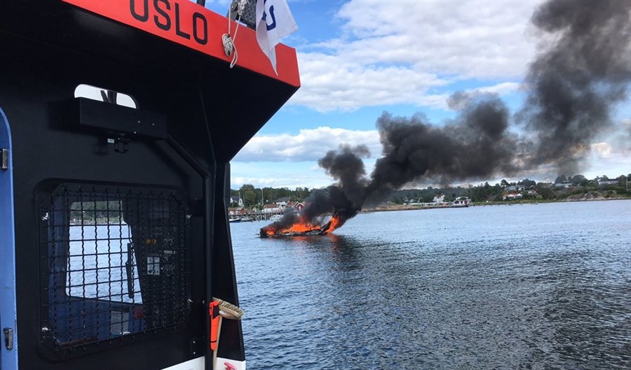 Etter flere år med kraftig økning i antall brannrelaterte oppdrag er det gledelig å registrere en nedgang på 11% i 2021 sammenlignet med 2020. Foto: Redningsselskapet Etter flere år med kraftig økning i antall brannrelaterte oppdrag er det gledelig å registrere en nedgang på 11% i 2021 sammenlignet med 2020.
