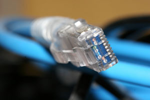 PoE innebär att elektrisk kraft tillsammans med datakommunikation skickas samtidigt över en och samma nätverkskabel. IEEE-standarden för PoE kräver Kategori 5-kabel.