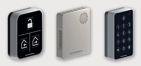 Dormakaba har nyligen lanserat nya  tillbehör till det certifierade digitala låset. En Smart hem-knapp som är en digital öppnaknapp., en trådlös knappsats som möjliggör öppning med pinkod samt en nätverksenhet som möjliggör styrning av låset på distans.