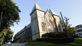 Stavanger domkirke ligger tilgjengelig for alle midt i sentrum av byen. I dag er det lite overvåking på selve domkirkeplassen. Foto: Mari Friestad / NRK