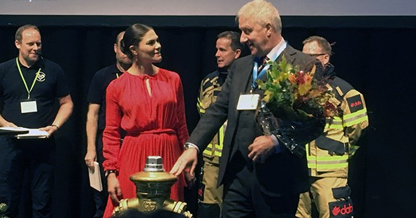 Kronprinsessan Victoria delade ut priset Guldbrandposten till Storstockholms brandförsvar på SKyddmässans första dag.