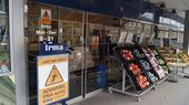 Advarselsskilte ved indgangen til en københavnsk Irma.