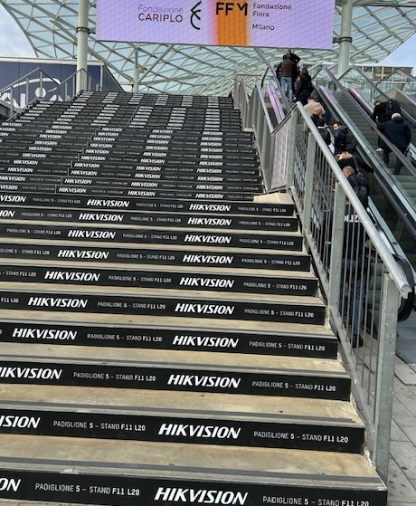 Hikvision ställer ut på Skydd, men satsar desto mer på mässor i länder med en mindre problematiskt politisk relation till Kina. På Sicurezza i Milano hösten 2023, dominerade Hikvision. Överallt syntes kameratillverkarens logo, inklusive på varje trappsteg upp till mässans entré.