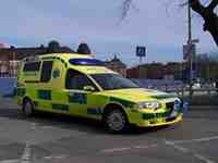  I alla kommungrupper är ambulansen snabbare på plats än vad invånarna förväntar sig. (Foto: Av Hospital (Eget arbete) [CC-BY-SA-3.0 (http://creativecommons.org/licenses/by-sa/3.0) eller GFDL (http://www.gnu.org/copyleft/fdl.html)], via Wikimedia Commons )